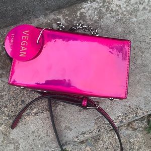 Vegan handbag in hot pink. Box style.